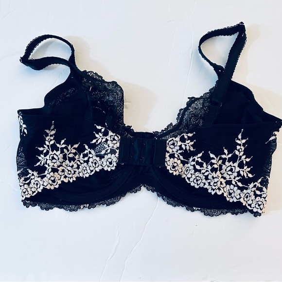 Wacoal Embrace Lace Bra - Picture 2 of 3